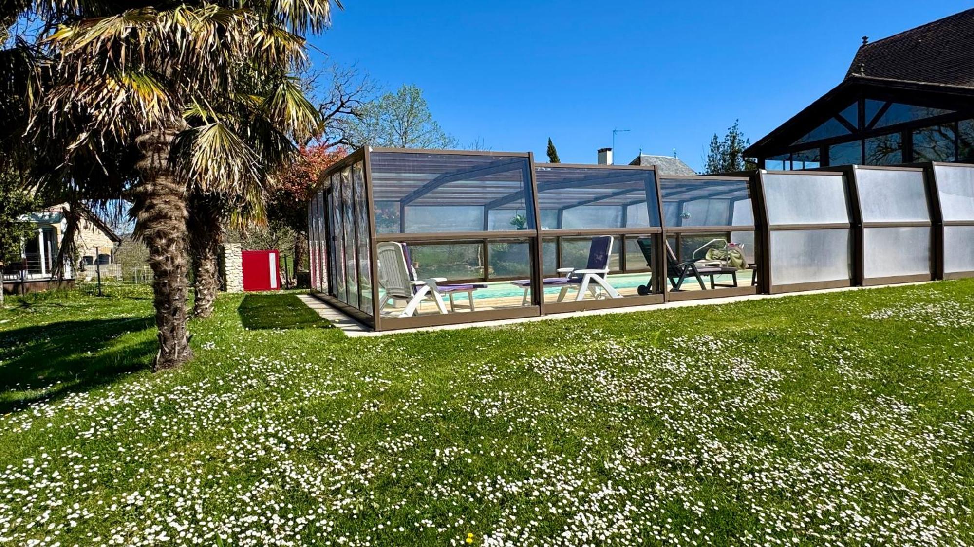 Gîte du boulanger au pays de padirac piscine couverte chauffée Mayrinhac-Lentour Exterior foto